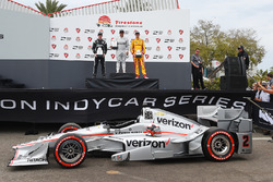 Подиум: победитель гонки - Хуан-Пабло Монтойя, Team Penske Chevrolet, второе место - Симон Пажено, T