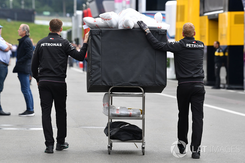 Mekanik Mercedes-AMG F1 W09 membawa muatan