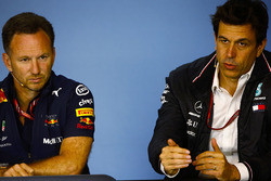 Christian Horner, Teambaas Red Bull Racing, en Toto Wolff, Executive Director (Business), Mercedes AMG, in de persconferentie