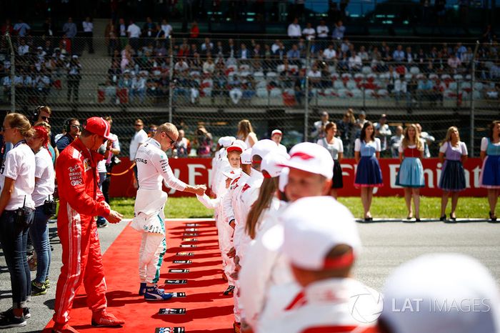Sebastian Vettel, Ferrari, y Valtteri Bottas, Mercedes AMG F1