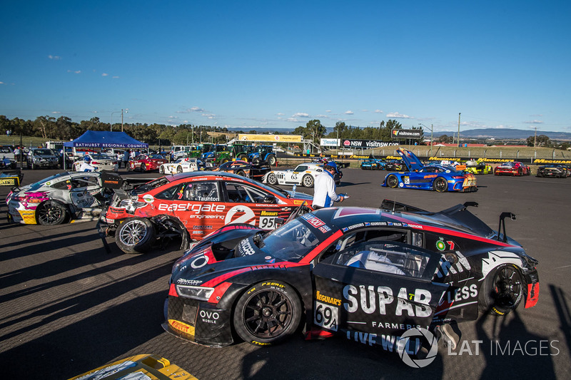 #69 Audi Sport Customer Racing Audi R8 LMS: James Koundoris, Theo Koundouris, Ash Walsh, Duvashen Padayachee na de crash