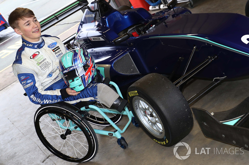 Billy Monger en el coche de carreras Carlin MSV Fórmula 3