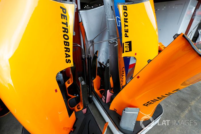 Carrocería McLaren fuera del garaje de boxes del equipo