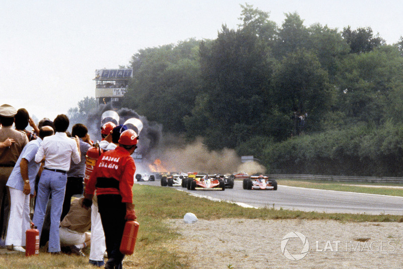 Ronnie Peterson, Lotus 78-Ford'un hayatını kaybetmesine neden olan starttaki kaza