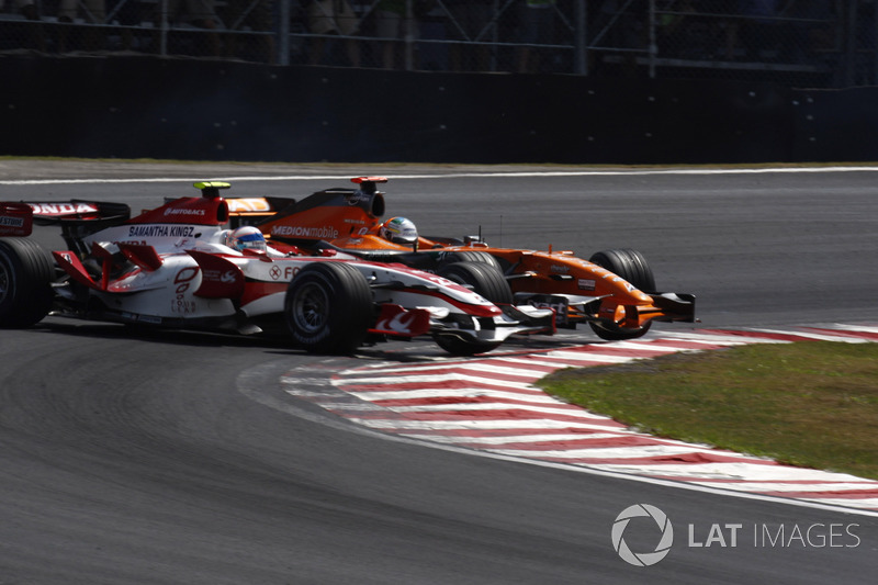 Adrian Sutil, Spyker F8-VII, ve Anthony Davidson, Super Aguri SA07 kaza