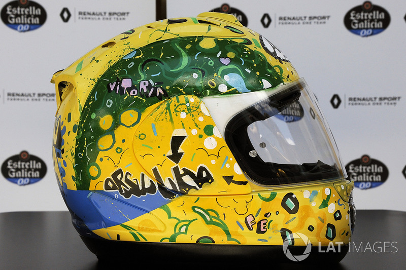 The helmet of Carlos Sainz Jr., Renault Sport F1 Team, designed by Shock Maravillha