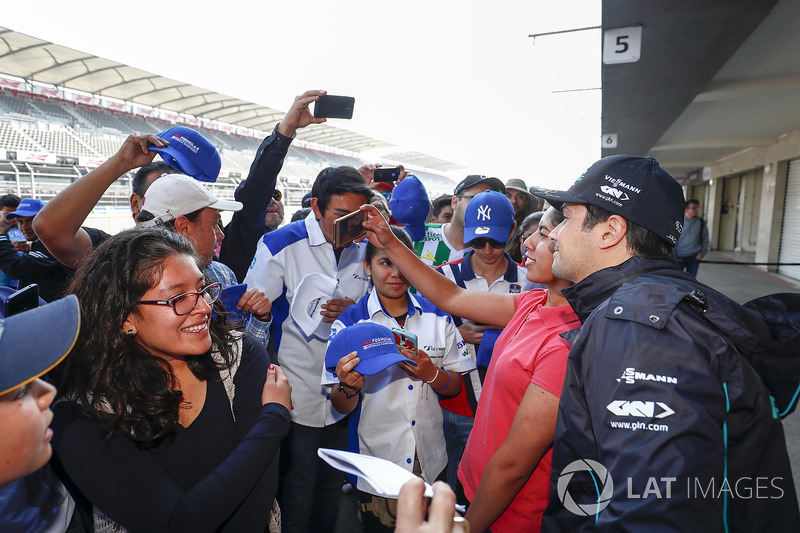 Nelson Piquet Jr., Jaguar Racing, signing autographs, taking selfies with fans