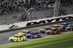 Race action, Ryan Blaney, Team Penske Ford Fusion leads