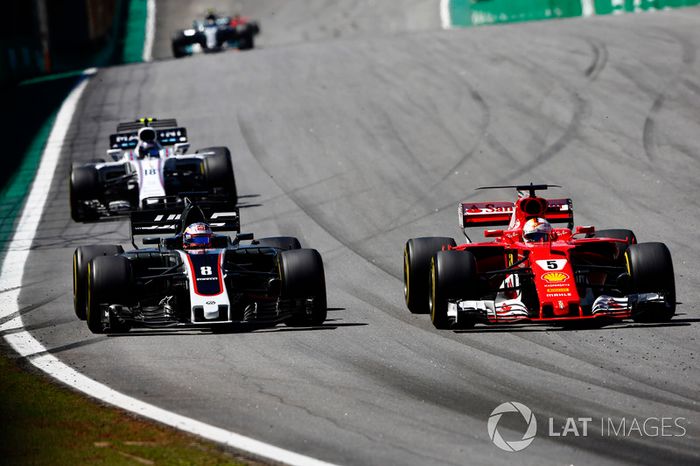 Sebastian Vettel, Ferrari SF70H, Romain Grosjean, Haas F1 Team VF-17