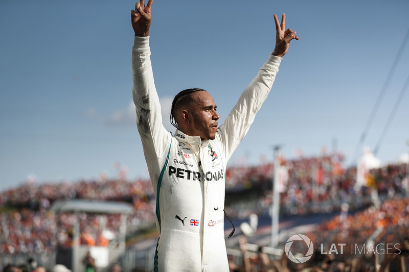 Le vainqueur Lewis Hamilton, Mercedes AMG F1 dans le parc fermé