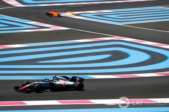 Kevin Magnussen, Haas F1 Team VF-18, por delante de Fernando Alonso, McLaren MCL33