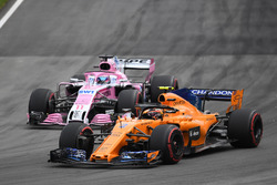 Stoffel Vandoorne, McLaren MCL33 y Sergio Perez, Force India VJM11