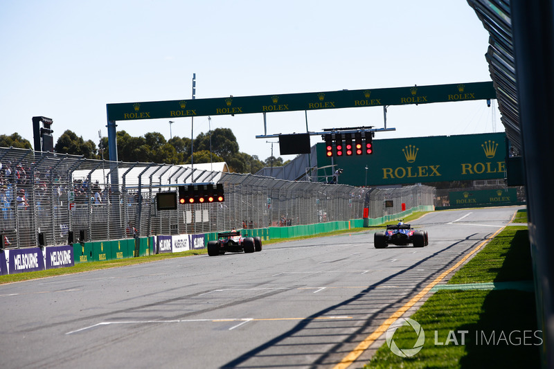 Daniel Ricciardo, Red Bull Racing RB14 Tag Heuer, Pierre Gasly, Toro Rosso STR13 Honda