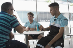 Enea Bastianini e Lorenzo Dalla Porta parlano con il giornalista di Motorsport.com Matteo Nugnes