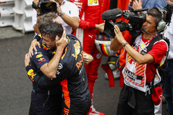 El ganador de la carrera, Daniel Ricciardo, Red Bull Racing y Christian Horner, director del equipo, Red Bull Racing, celebran en el Parc Ferme