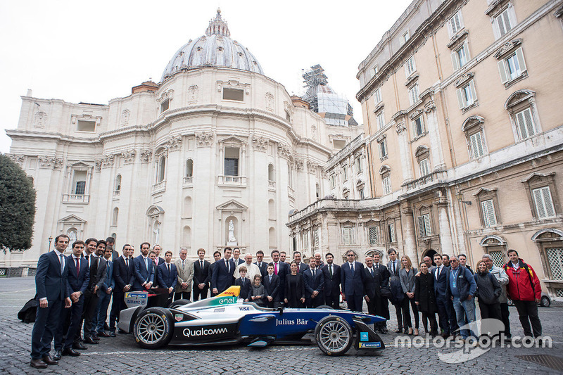 Csoportkép, Ferenc pápa, Alejandro Agag, CEO, Formula E