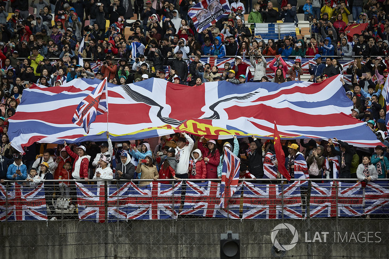 Le soutien de la foule pour Lewis Hamilton, Mercedes AMG F1