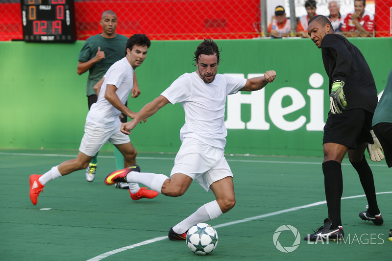 Fernando Alonso, McLaren, gioca a calcio