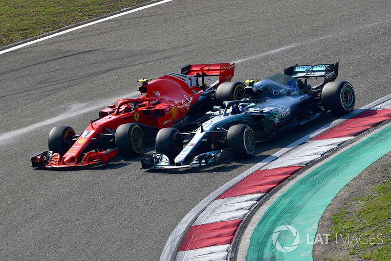 Kimi Raikkonen, Ferrari SF71H ve Valtteri Bottas, Mercedes-AMG F1 W09 EQ Power+