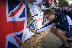 Sergey Sirotkin, Williams firma autógrafos para los fanáticos