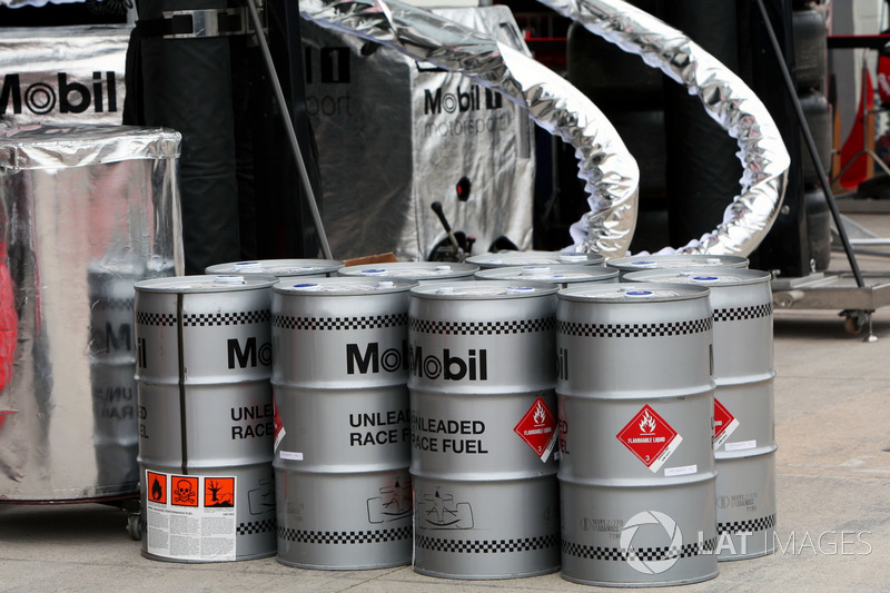 McLaren için Mobil yakıt tenekeleri