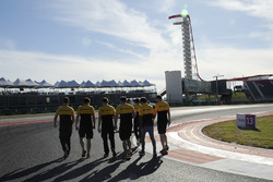 Carlos Sainz Jr., Renault Sport F1 Team walks the track with the team