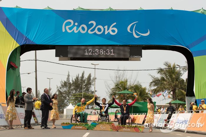 Podio: medalla de oro para Alex Zanardi, de plata para Stuart Tripp y bronce para Óscar Sánchez