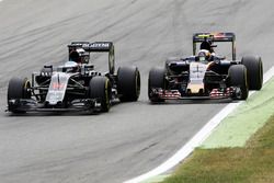 Fernando Alonso, McLaren MP4-31 y Carlos Sainz Jr., Scuderia Toro Rosso STR11 batalla por la posició