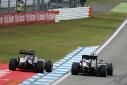 Fernando Alonso, McLaren MP4-31 en Sergio Perez, Sahara Force India F1 VJM09, strijden om positie