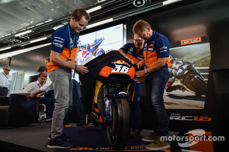 Mika Kallio, Sebastian Risse y Mike Leitner descubren la moto KTM MotoGP