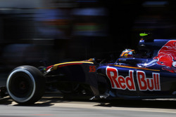 Carlos Sainz Jr., Scuderia Toro Rosso STR11 makes a pit stop
