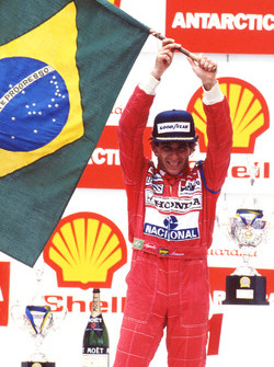 Podium : le vainqueur Ayrton Senna, McLaren