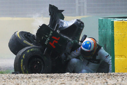 Фернандо Алонсо выберается из McLaren MP4-31 после аварии