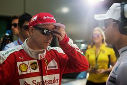 Kimi Raikkonen, Ferrari con Nico Rosberg, Mercedes AMG F1 Team en el desfile de pilotos