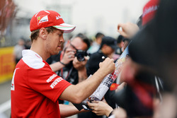 Sebastian Vettel, Ferrari firma de autógrafos para los fans