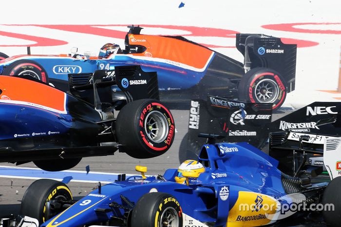 6 (GP de Rusia) Arrancada choque con Marcus Ericsson, Sauber C35, Rio Haryanto, Manor Racing MRT05