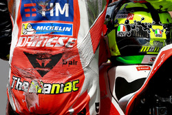 Andrea Iannone, equipo Ducati después de caer durante la calificación