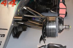 Ensamblado del freno delantero del Mercedes AMG F1 W07 Hybrid