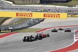 Нико Хюлькенберг, Sahara Force India F1 VJM09, и Себастьян Феттель, Ferrari SF16-H