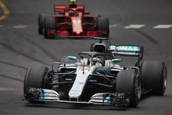 Lewis Hamilton, Mercedes AMG F1 W09, voor Kimi Raikkonen, Ferrari SF71H