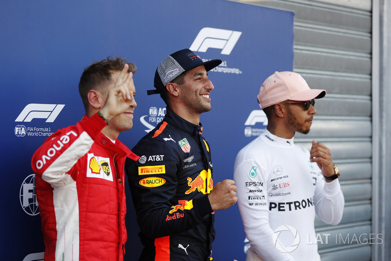 Il poleman Daniel Ricciardo, Red Bull Racing, festeggia con Sebastian Vettel, Ferrari, e Lewis Hamilton, Mercedes AMG F1