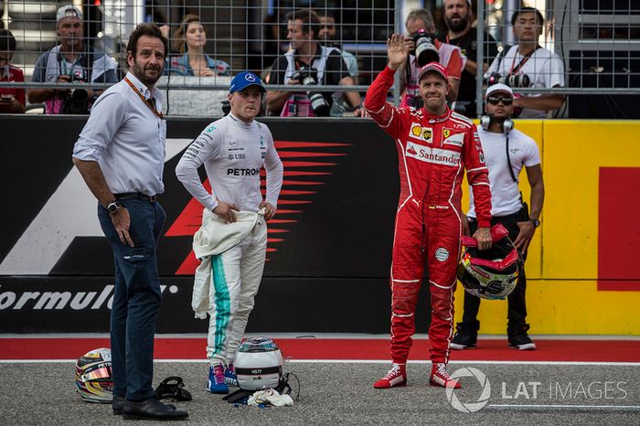 Valtteri Bottas, Mercedes AMG F1 y Sebastian Vettel, Ferrari en Parc ferme