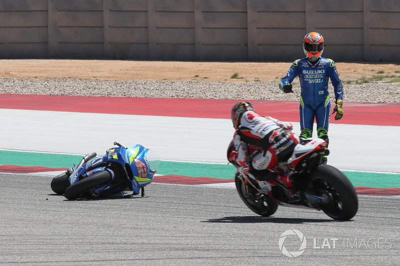 Падение: Алекс Ринс, Team Suzuki MotoGP