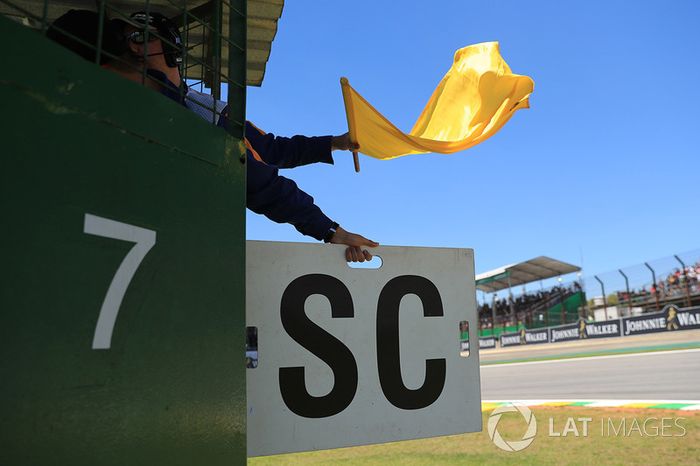 Oficiales con bandera amarilla