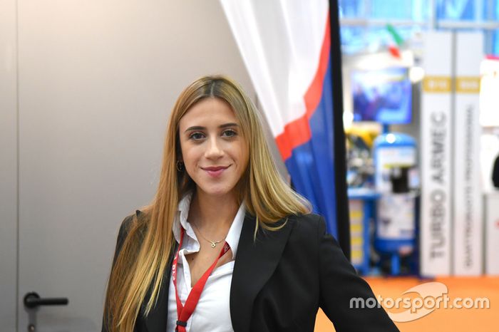 Las chicas en el Salón del Automóvil de Bolonia 2017