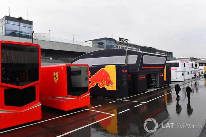 Motorhome de Ferrari y Red Bull
