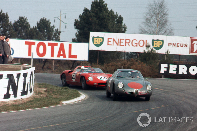 Romolo Rossi, Alfa Romeo Giulia SZ, leads John Surtees, Mike Parkes, Ludovico Scarfiotti, Lorenzo Bandini, Ferrari 250P