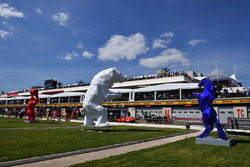 Une sculpture dans les stands