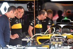 Cyril Abiteboul, Managing Director Renault Sport F1, nel garage