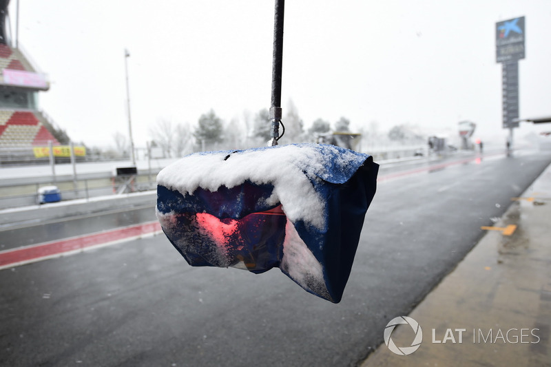 Pit stop light as snow stops testing on day three